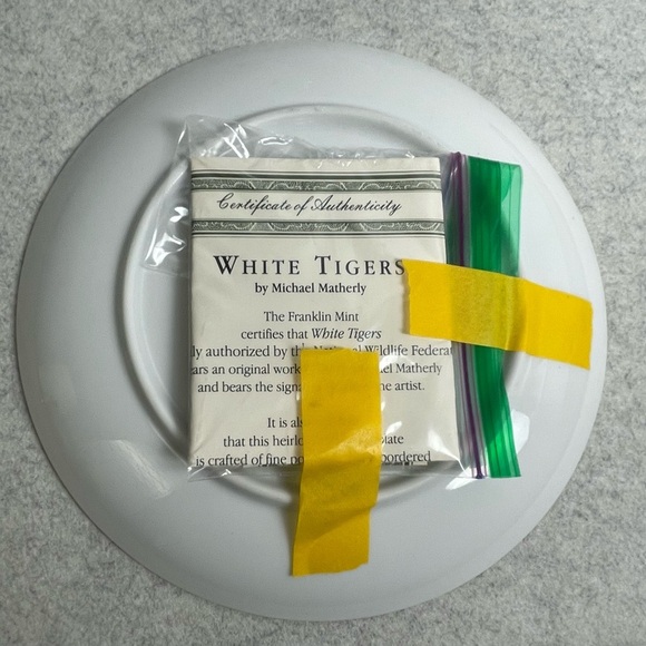 NWT Wildlife Decorative Plate with White Tigers - Picture 3 of 5